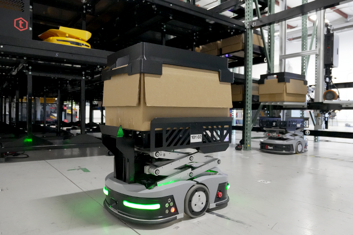xChangeTote AMR Logistics Solution